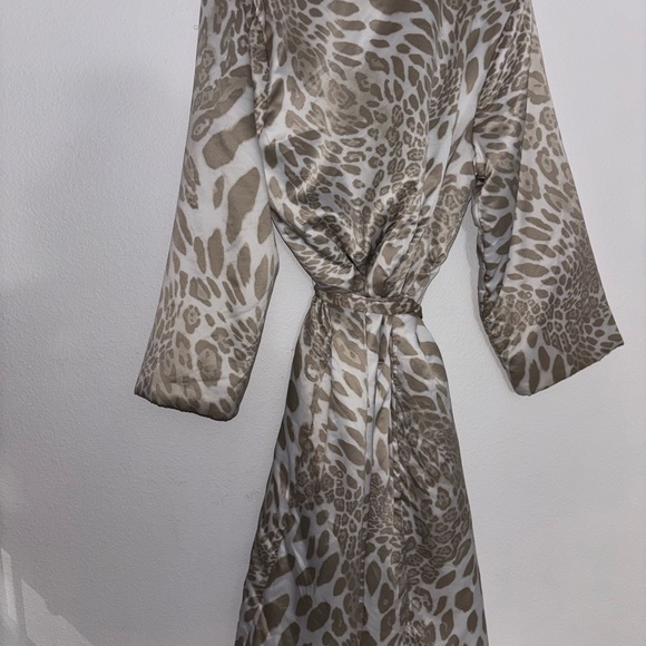 NATORI Luxe Leopard Robe Women Size Small Long Sleeve Pockets $180 - Picture 5 of 5